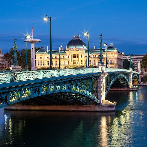 Vista del famoso puente y la Universidad de Lyon por la noche