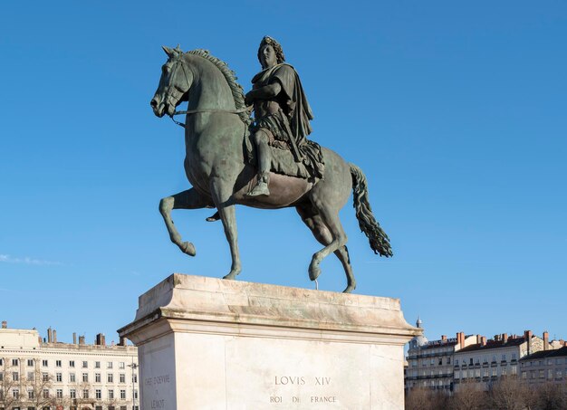 Vista del famoso sttue de Luis XIV en el lugar de Bellecour en la ciudad de Lyon Francia