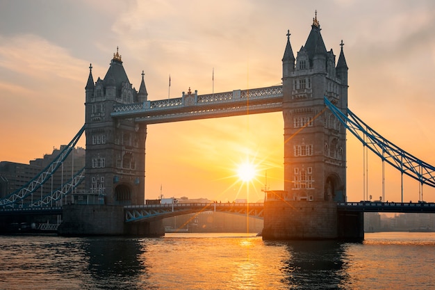 Vista del famoso Tower Bridge al amanecer, Londres.