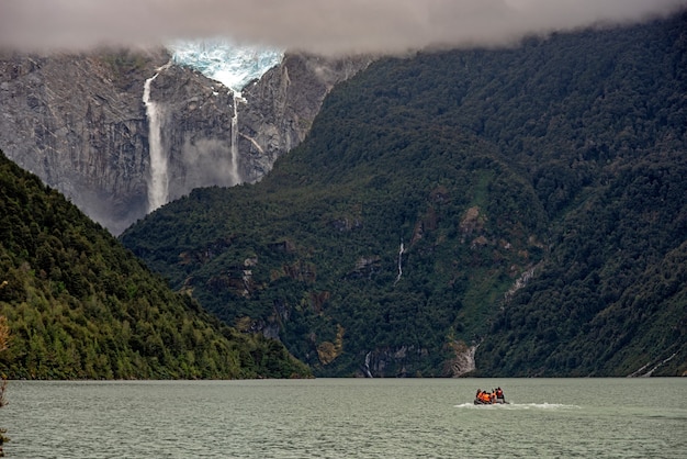 Vista fascinante del océano en calma y las montañas rocosas con una cascada