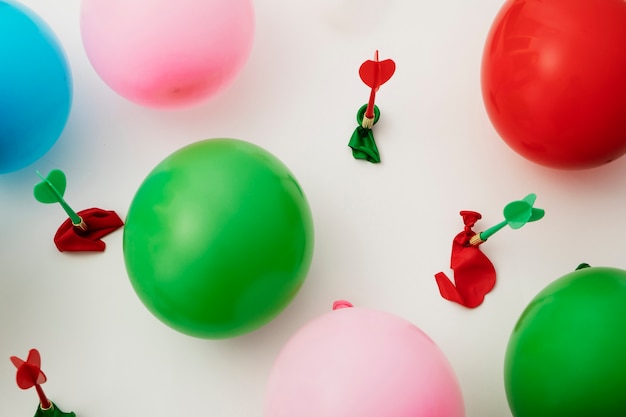 Vista de flechas de dardo con globos.