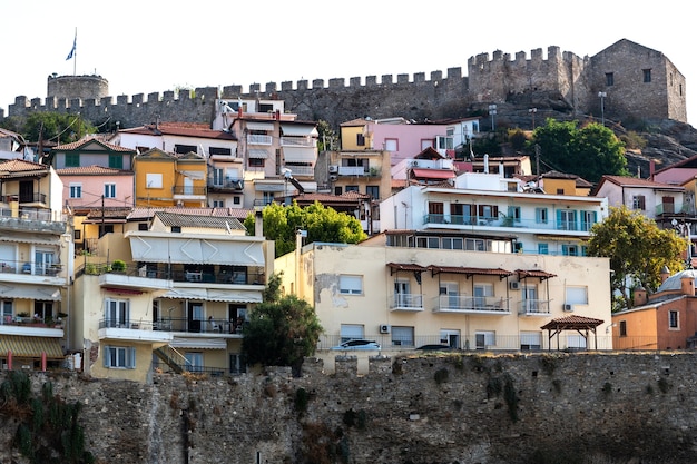 Vista de la fortaleza de Kavala en una colina, Grecia