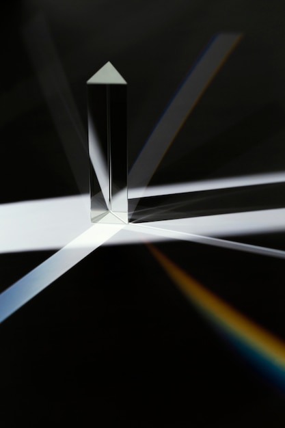 Vista frontal abstracta prisma blanco y negro y luz de arco iris