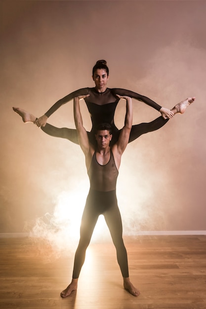 Vista frontal del acrobat ballet performance.