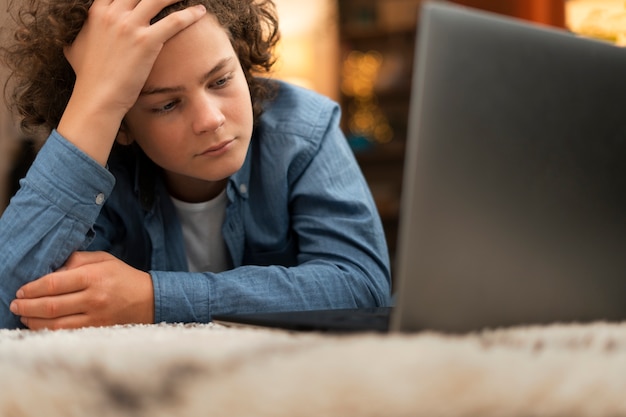 Vista frontal adolescente triste siendo acosado cibernéticamente