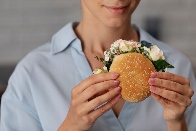 Foto gratuita vista frontal adulto con hamburguesa