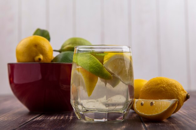 Vista frontal de agua de desintoxicación con rodajas de limón y lima en un vaso