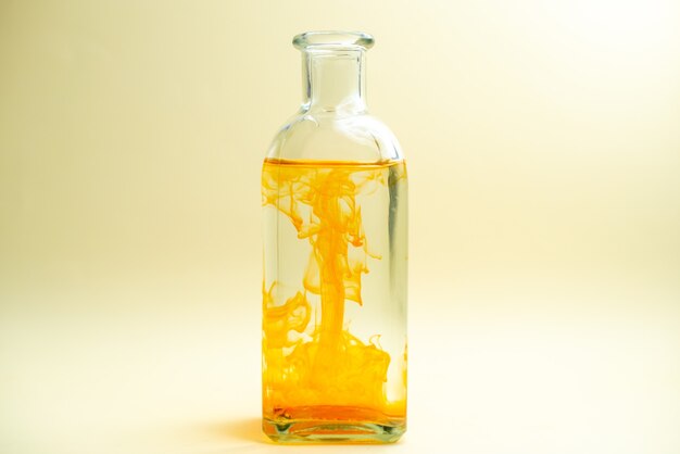 Vista frontal de agua en lata con pintura naranja sobre bebida de color de arte blanco