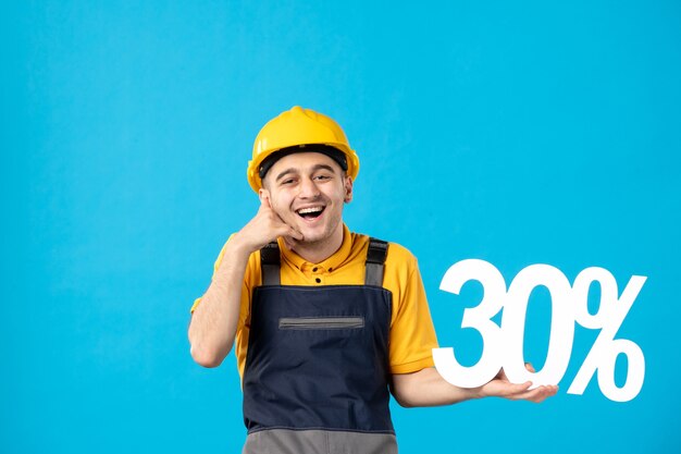 Vista frontal alegre trabajador masculino en uniforme con escritura en azul