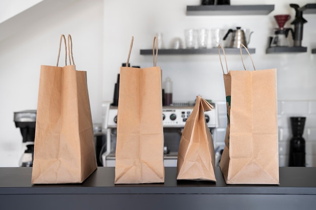 Vista frontal de alimentos envasados preparados para llevar