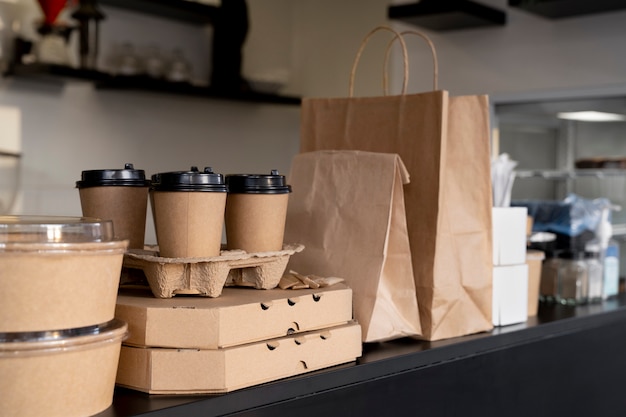 Vista frontal de alimentos envasados preparados para llevar