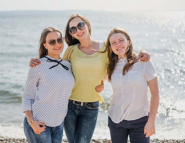 Vista frontal amigas en la playa