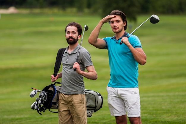 Vista frontal amigos adultos jugando al golf