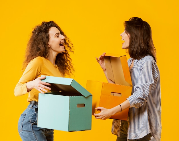 Vista frontal de amigos con cajas