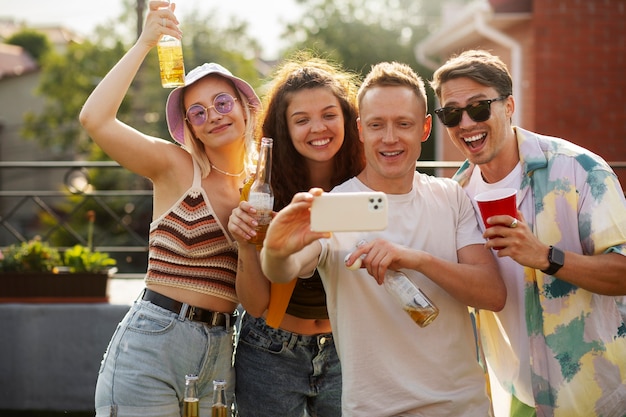 Vista frontal amigos felices tomando selfie