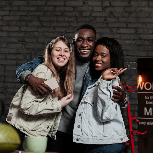 Vista frontal de amigos multiculturales felices