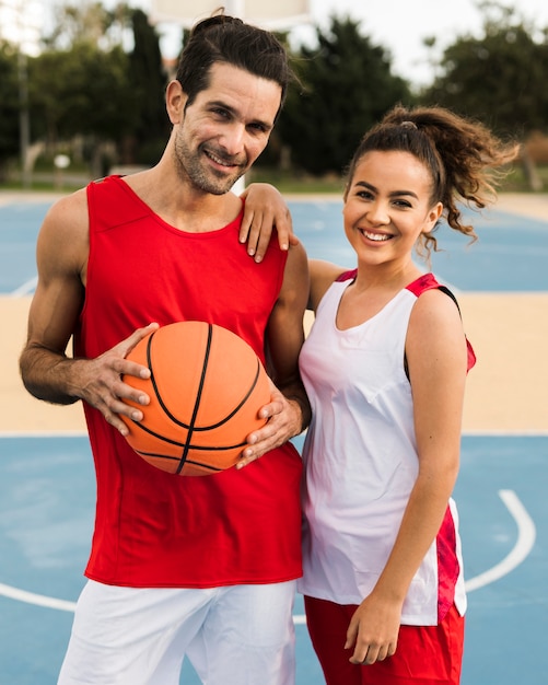 Foto gratuita vista frontal de amigos con pelota de baloncesto