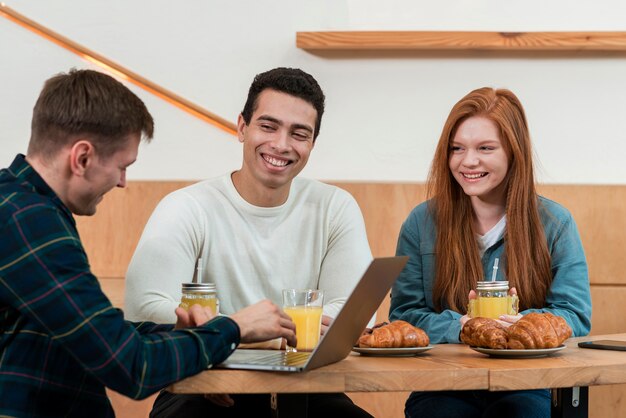 Vista frontal de amigos que pasan tiempo juntos