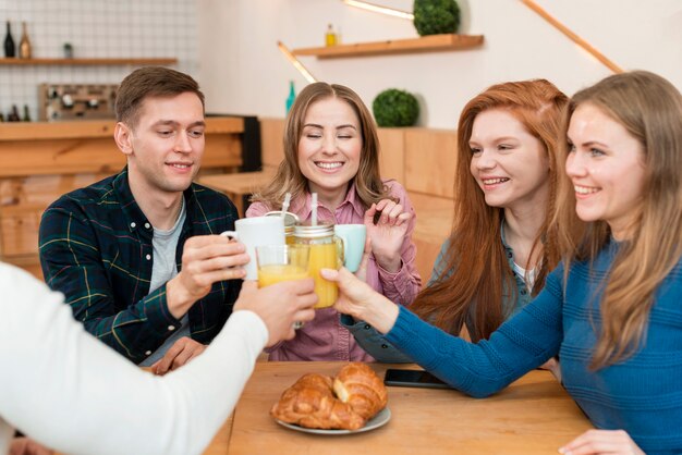 Vista frontal de amigos que pasan tiempo juntos