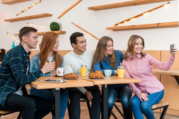 Vista frontal de amigos que pasan tiempo juntos