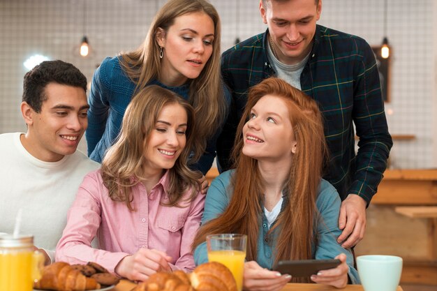 Vista frontal de amigos que pasan tiempo juntos