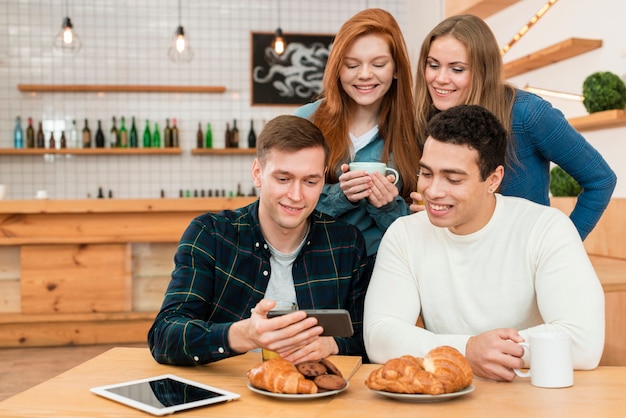 Vista frontal de amigos que pasan tiempo juntos