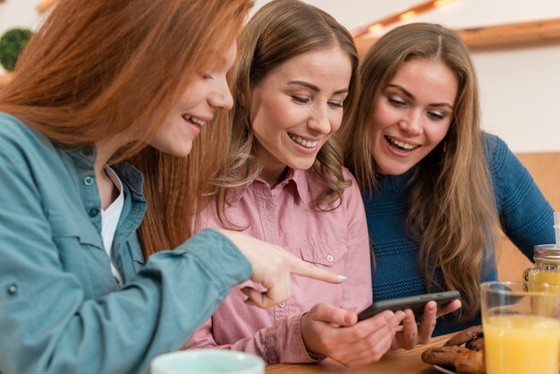 Vista frontal de amigos que pasan tiempo juntos