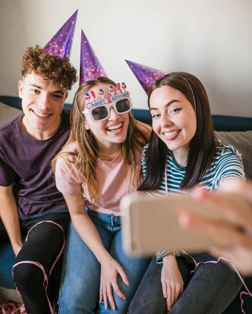 Vista frontal amigos tomando una selfie