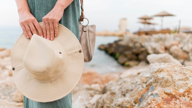 Vista frontal de la anciana turista con sombrero