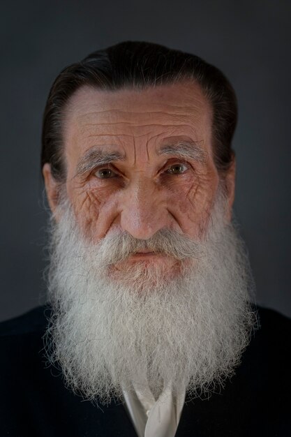 Vista frontal anciano con barba larga