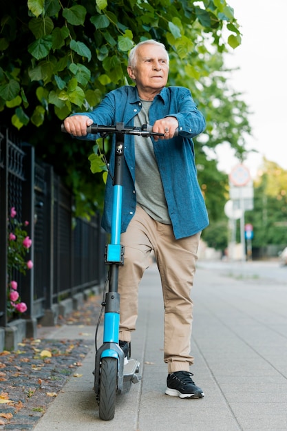 Vista frontal del anciano en scooter