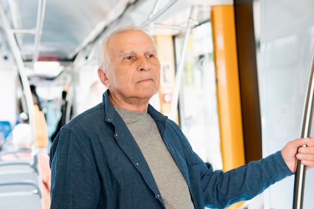 Vista frontal del anciano en transporte público