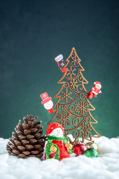 Vista frontal del árbol de Navidad de madera con piña de juguetes