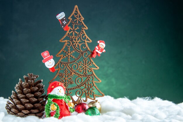 Vista frontal del árbol de Navidad de madera con piña de juguetes