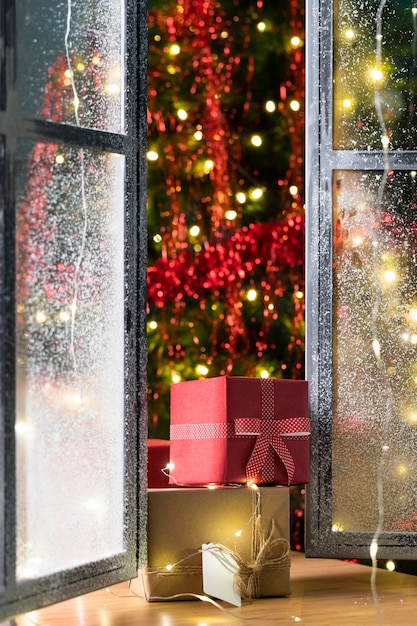 Vista frontal del árbol de navidad y regalos