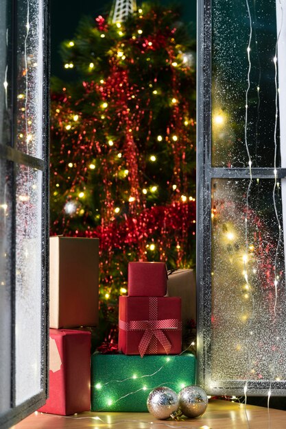 Vista frontal del árbol de navidad y regalos