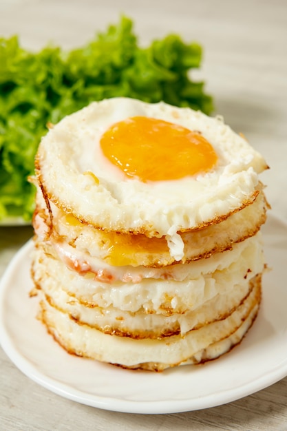 Foto gratuita vista frontal arreglo de huevos fritos sobre fondo liso