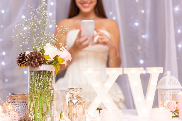 Foto gratuita vista frontal arreglo de quinceañera para cumpleañera