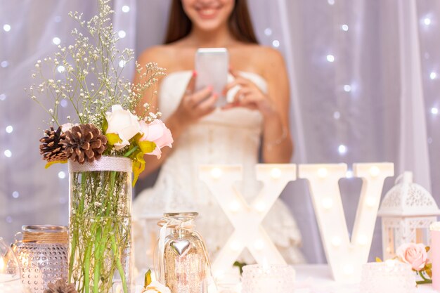 Vista frontal arreglo de quinceañera para cumpleañera