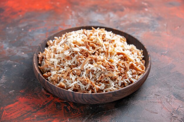 Vista frontal de arroz cocido con rebanadas de masa en un plato de piso oscuro comida comida oscura