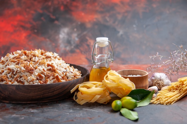 Vista frontal de arroz cocido con rebanadas de masa en un plato de superficie oscura comida oscura