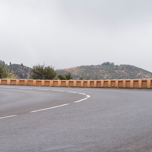 Vista frontal de un asfalto de carretera vacía