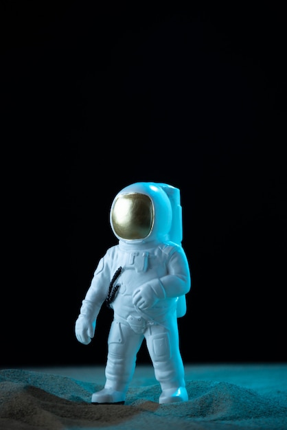 Vista frontal del astronauta blanco en luna negra