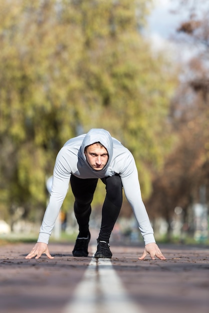 Vista frontal atlético hombre preparándose para correr