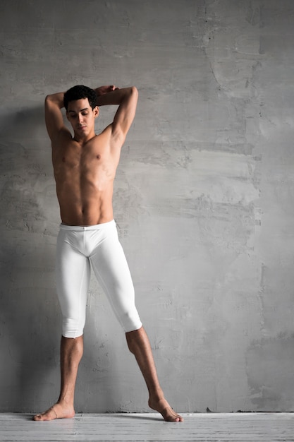 Vista frontal del bailarín de ballet masculino posando