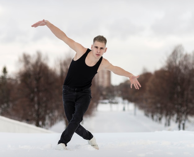 Foto gratuita vista frontal del bailarín de hip hop masculino