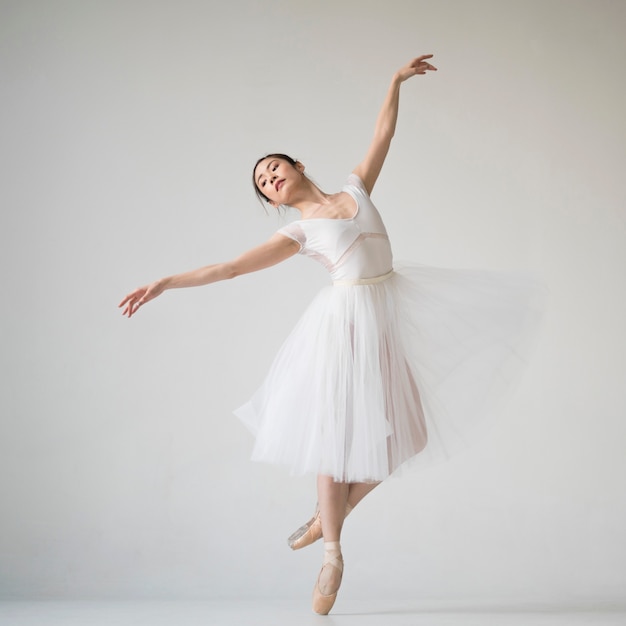 Foto gratuita vista frontal de la bailarina bailando en traje de tutú