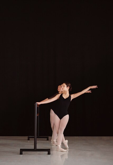 Vista frontal de bailarinas profesionales ensayando junto con espacio de copia