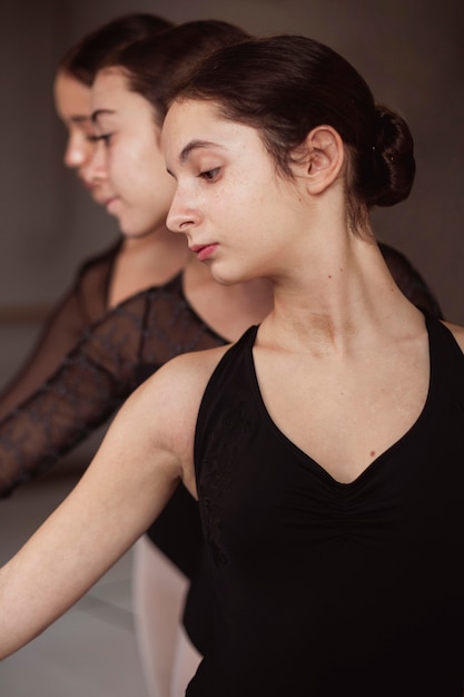 Foto gratuita vista frontal de bailarines de ballet profesionales en leotardos bailando juntos