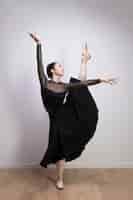 Foto gratuita vista frontal ballet pose con pierna arriba